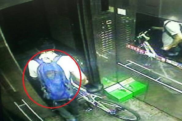 ▲ 자전거를 전문적으로 훔쳐 온 김모(42)씨가 동래구의 한 아파트에서 자전거를 훔친 뒤 버젓이 엘리베이터를 이용해 달아나는 CCTV 장면ⓒ뉴데일리