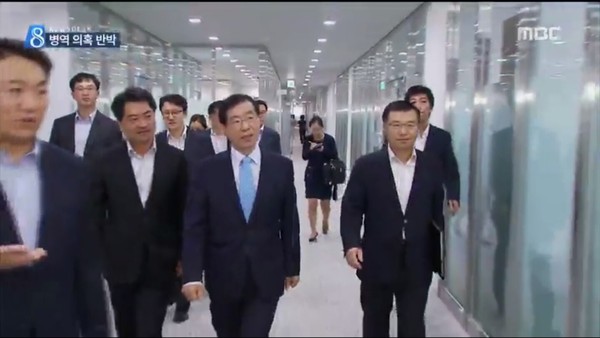 ▲ MBC가 지난 1일 뉴스데스크 보도를 통해 박원순 서울시장의 아들 주신 씨의 병역 면탈 의혹과 고발에 대한 보도를 한 가운데, 새정치민주연합이 4일 최고위원회의에서 이와 관련 MBC를 맹폭했다. 사진은 MBC 보도 중 박원순 시장 측의 병역 의혹 반박에 관한 부분. ⓒMBC 뉴스데스크 캡쳐