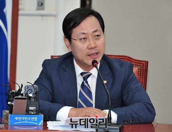 ▲ 새정치민주연합 오영식 최고위원이 4일 최고위원회의에서 박원순 서울특별시장의 아들 주신 씨의 병역 면탈 의혹에 대한 MBC의 보도를 비난하는 발언을 하고 있다. ⓒ뉴데일리 이종현 기자