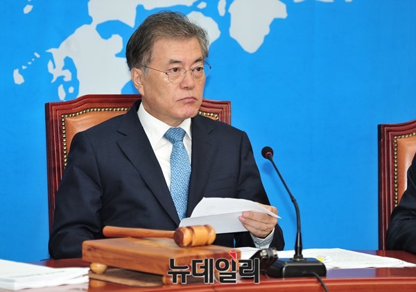 ▲ 새정치민주연합 문재인 대표가 4일 최고위원회의에서 박원순 서울특별시장의 아들 주신 씨의 병역 면탈 의혹에 대한 MBC의 보도를 비난하는 발언을 하고 있다. ⓒ뉴데일리 이종현 기자