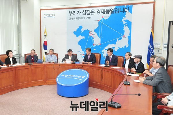 ▲ 새정치민주연합 '한국사교과서 국정화저지 특별위원회'가 4일 독립 유공자 후손들과 만나  첫 회의를 가졌다. ⓒ뉴데일리 이종현 기자