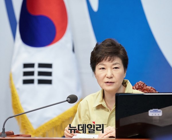 ▲ 4일, 의 여론조사에 의하면 박근혜 대통령의 지지율이 지난 주에 이어 2주째 상승한 것으로 조사됐다. 중국 전승절 참석에 대해 긍정적인 반응을 보인것으로 해석된다. ⓒ뉴데일리 DB