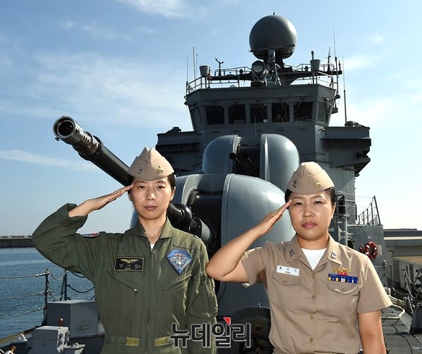 ▲ 9년간 해상작전헬기 조종간을 잡은 베테랑 조종사 양기진 해군 소령(왼쪽)과 구축함·고속정 정장 등 다양한 함정 근무경력을 자랑하는 홍유진 해군 소령의 모습. ⓒ해군