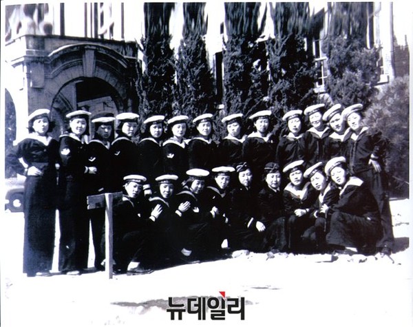 ▲ 6.25전쟁 중인 1950년 8월 31일, 인천상륙작전을 준비중이던 해병대가 제주도에서 해병대를 모집할 당시 해병 4기로 여자의용군 126명이 자진입대한다. 사진은 해병 4기 여군 모습. ⓒ해군