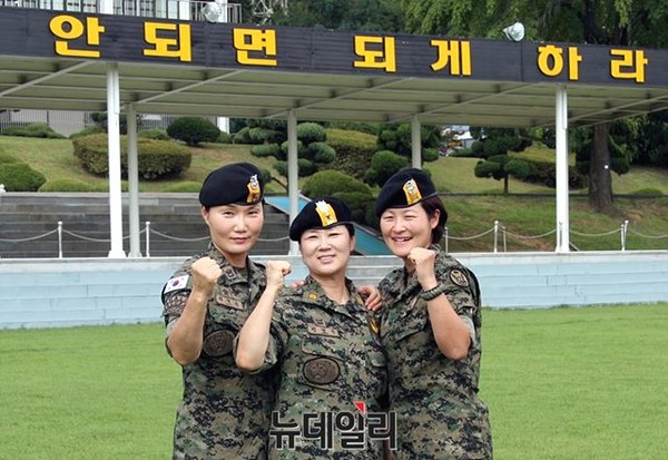▲ 특전사 여군 3인방인 최애순 원사(왼쪽), 전명순 준위(가운데), 김정아 상사(오른쪽)가 특수전사령부 연병장에서 구호를 외치며 파이팅을 하고 있다. ⓒ육군