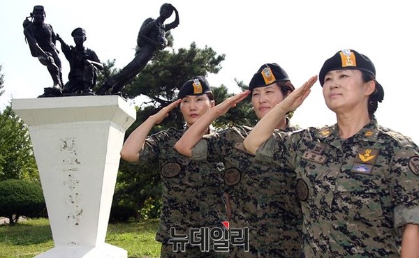▲ 특전사 여군 3인방인 최애순 원사(왼쪽), 전명순 준위(가운데), 김정아 상사(오른쪽)가 과거 함께 근무했던 707대테러 특수임무대대 앞 기념동상 앞에서 경례 자세로 기념촬영을 하고 있다. ⓒ육군