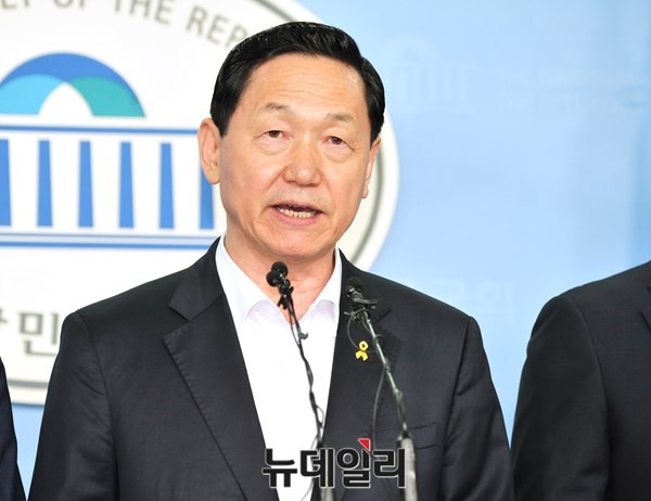 ▲ 새정치민주연합 김상곤 혁신위원장이 4일 국회에서 기자회견을 열고 9차 혁신안을 발표하고 있다. ⓒ뉴데일리 이종현 기자