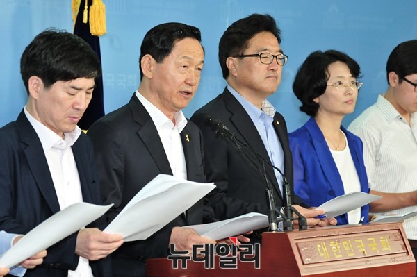 ▲ 새정치민주연합 김상곤 혁신위원장이 4일 국회에서 기자회견을 열고 9차 혁신안을 발표하고 있는 가운데, 현역 의원으로는 유일하게 혁신위에 들어가 있는 우원식 혁신위원이 눈을 지그시 감고 생각에 잠겨 있다. ⓒ뉴데일리 이종현 기자