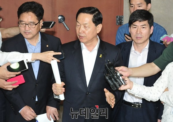 ▲ 새정치민주연합 김상곤 혁신위원장이 4일 국회에서 기자회견을 열고 9차 혁신안을 발표한 직후, 취재진의 질문에 답하고 있다. ⓒ뉴데일리 이종현 기자