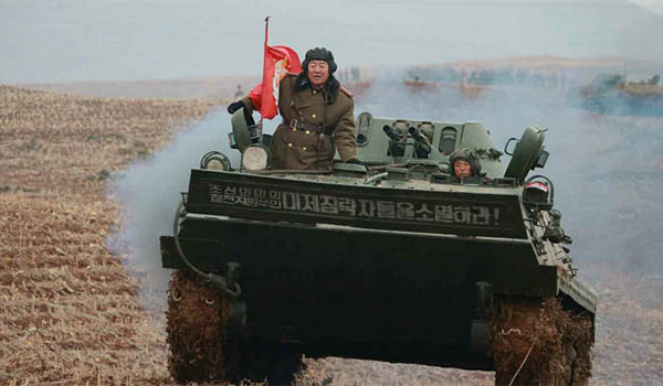 ▲ 그랬다. 김정은이 현영철, 황병서 등을 전차와 장갑차에 태워 훈련을 시킨 것은 그만큼 연료가 귀하다는 증거였다. ⓒ北선전매체 화면캡쳐