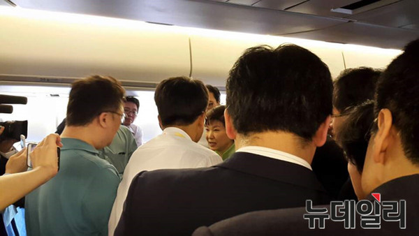 ▲ 2박 3일 간의 방중(訪中) 일정을 마친 박근혜 대통령이 4일 오후 귀국길에 오르기 직전 전용기 내에서 동행취재진과 간담회를 갖고 있다. ⓒ뉴데일리 오창균 기자