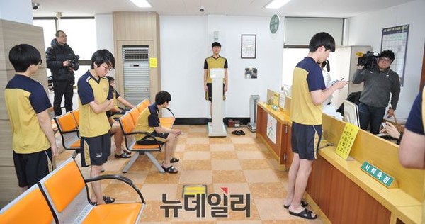 ▲ 신체검사를 받고 있는 입영대상자들의 모습.(자료사진) ⓒ뉴데일리DB