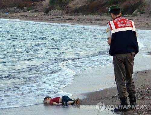 ▲ 독일, 영국 등이 난민을 받아들이도록 만든, 3살 시리아 어린이의 시신 사진. ⓒ연합뉴스. 무단전재 및 재배포 금지.