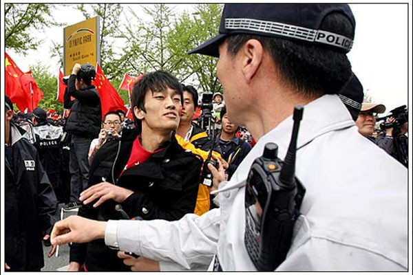 2007년 4월 27일, 한국에 온 '자칭 중국유학생' 4만여 명은 베이징 올림픽 성화봉송식을 응원한다며 몰려들어, 서울 일대에서 폭동을 일으켰다. 당시 길 가던 행인, '티벳 프리'를 외치던 외국인 인권운동가 등이 이들에게 집단폭행을 당해 부상을 입었지만, 정부는 中공산당의 압력에 굴복, 체포한 범인을 모두 풀어줬다. 사진은 당시 집단폭행을 말리는 경찰관에게 대드는 중국인 폭도. ⓒ뉴데일리 DB