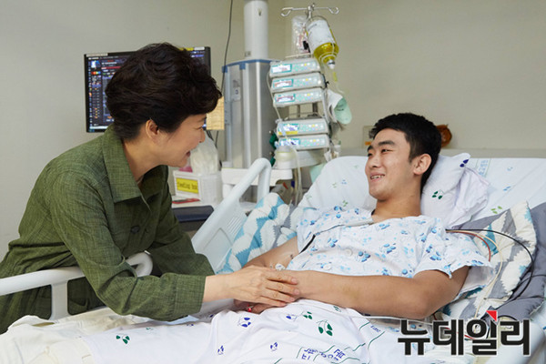 ▲ 박근혜 대통령이 6일 오후 경기 성남시 분당 서울대학교병원에서 북한 목함지뢰 도발로 인해 부상을 당한 하재헌 하사를 만나 격려하고 있다. ⓒ청와대 제공