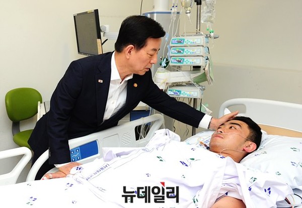 ▲ 지난달 7일 하재헌 하사를 위문한 한민구 국방장관의 모습. ⓒ국방부