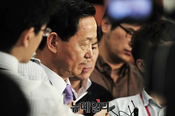 ▲ 새정치민주연합 김상곤 혁신위원장이 7일 공천 관련 혁신안을 발표한 직후 취재진에 둘러싸인 채 질문과 답변의 시간을 갖고 있다. ⓒ뉴데일리 이종현 기자