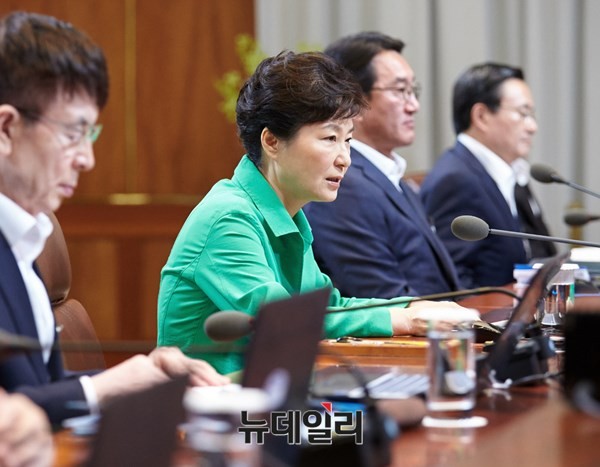 ▲ 리얼미터 9월 1주차 여론조사 결과 박근혜 대통령의 지지율이 50%를 넘어선 것으로 집계됐다. 이는 중국 전승절 열병식 참석 등 대북 외교에 대한 긍정적 평가로 분석된다. ⓒ뉴데일리 DB