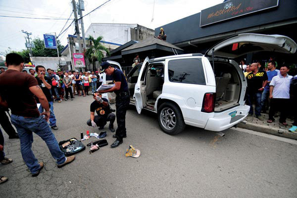 ▲ 2013년 6월 필리핀 세부에서 한국인 자동차 딜러가 살해당한 현장을 조사하는 현지 경찰들. ⓒ당시 필리핀 '스타'지 보도화면 캡쳐
