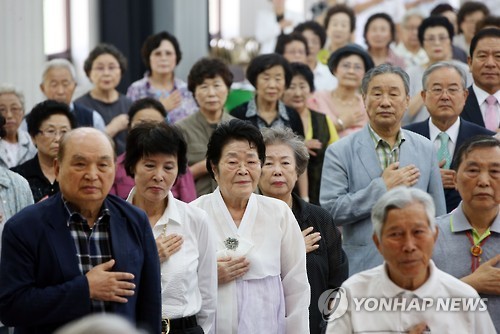 ▲ 4일 오전 서울 종로구 구기동 이북5도청 통일회관 강당에서 열린 '80세 이상 고령 이산가족 성묘방북 추진위원회 발단식'에 참석한 어르신들이 국기에 대한 경례를 하고 있다.ⓒ 연합뉴스