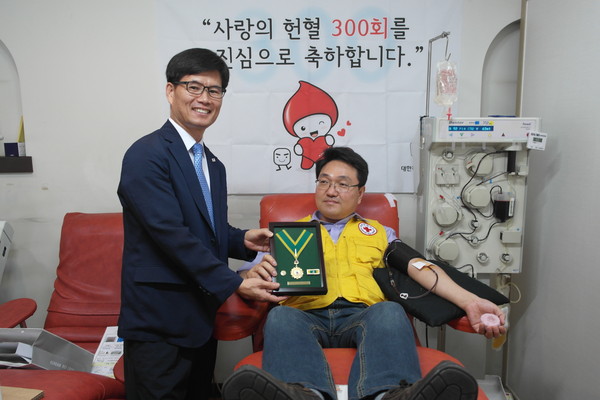 ▲ 경남혈액원에서 300번째 헌혈을한 김원종씨에게 최고명예대장을 수여하고 있다 ⓒ뉴데일리