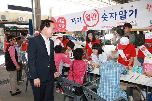 ▲ 의성군은 지역주민에게 혈압‧혈당관리의 중요성을 알리고 적극적으로 실천할 수 있는 계기 마련을 위해 현수막 게첨, 배너, 홍보물 배부 등을 통해 메시지를 전달하고 있다. ⓒ의성군 제공