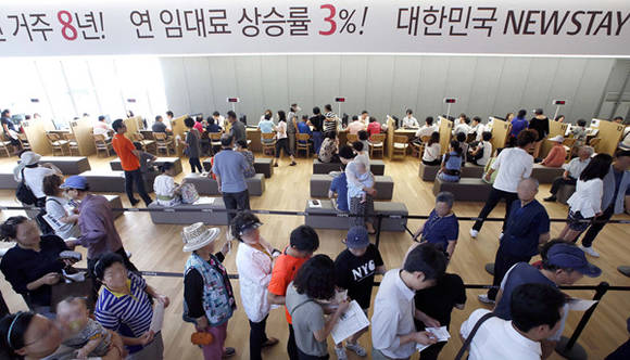 ▲ 대림산업이 인천 도화동에 분양하는 임대주택 'e편한세상 도화' 청약을 신청하기 위해 모델하우스 내방객들이 기다리고 있다.ⓒ대림산업