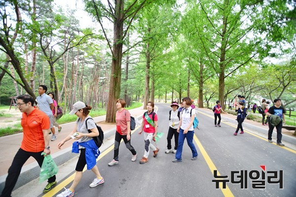 ▲ 대구사이버대는 지난  5일 구미 금오산에서 총학생회(회장 정영수)와 함께 등반대회 ‘2015 아름다운 산행’을 펼쳤다.ⓒ대구사이버대 제공