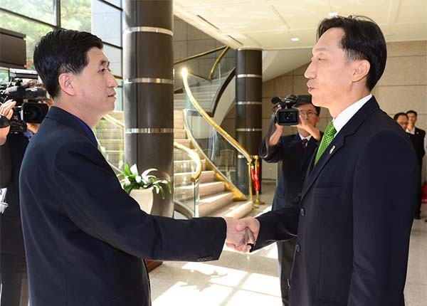 ▲ 지난 7일 오전부터 '무박 2일' 동안 진행되던 이산가족 상봉 남북적십자 실무회의가 타결됐다. 마지막 회의에 앞서 악수를 나누는 남북 적십자 관계자들. ⓒ뉴데일리-통일부 제공