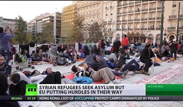 현재 EU는 시리아 등 중동에서 몰려온 난민 때문에 몸살을 앓고 있다. 사진은 그리스 아테네 중심가를 점령한 시리아 난민들. ⓒ러시아 국영 '러시아 타임스' 유튜브 영상 캡쳐