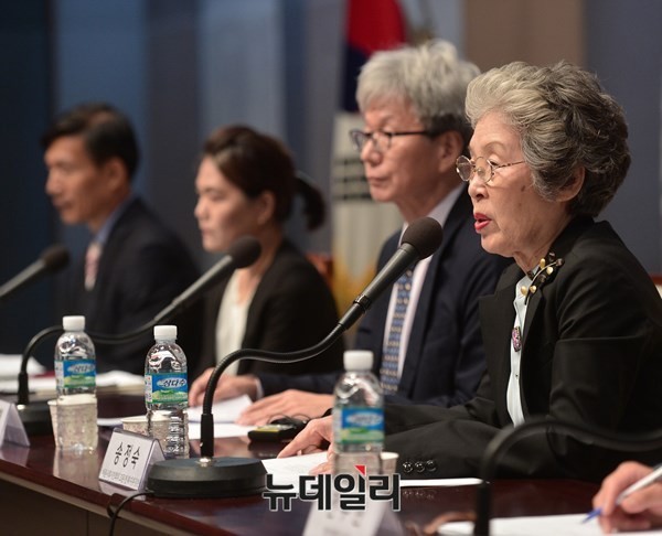 ▲ 역사교과서 포럼, 사회맡은 송정숙 바른사회시민회의 고문 ⓒ뉴데일리 정상윤 기자