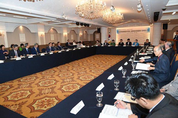 ▲ 대구‧경북의 첨단과학과 에너지 등 지역산업 융‧복합으로 광역권 동반성장 방안을 모색하기 위한 ‘대구‧경북 에너지산업 활성화 컨퍼런스’가 원자력 관계자 등 시‧도민 200여명이 참석한 가운데 성황리에 개최됐다. ⓒ경주시 제공