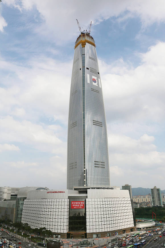 서울 잠실 롯데월드타워에 대형 태극기가 걸린 모습. ⓒ롯데물산