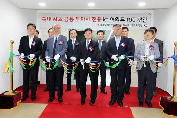 ▲ 사진 왼쪽부터= KT 기업사업컨설팅본부장 박윤영 전무, 마케팅부문장 남규택 부사장, 기업영업부문장 신규식 부사장, 재무실장 신광석 전무. ⓒKT.