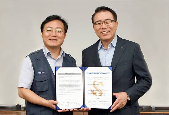 ▲ (왼쪽부터) 유주선 신한은행 노동조합 위원장과 조용병 신한은행자이 지난 7일 서울 중구 세종대로 소재 신한은행 본점에서 '임금피크제 도입' 노사합의를 마치고 기념촬영을 하고 있다.  ⓒ 신한은행