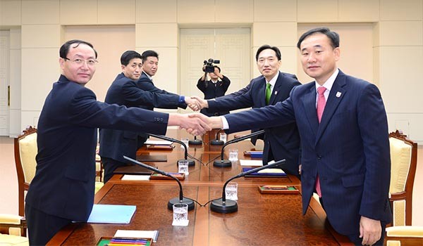 ▲ 지난 8일, 남북 적십자 실무대표단은 금강산에서의 이산가족 상봉 절차 등에 합의했다. 마지막 회의에서 악수하는 남북 적십자 대표단. ⓒ뉴데일리-통일부 제공