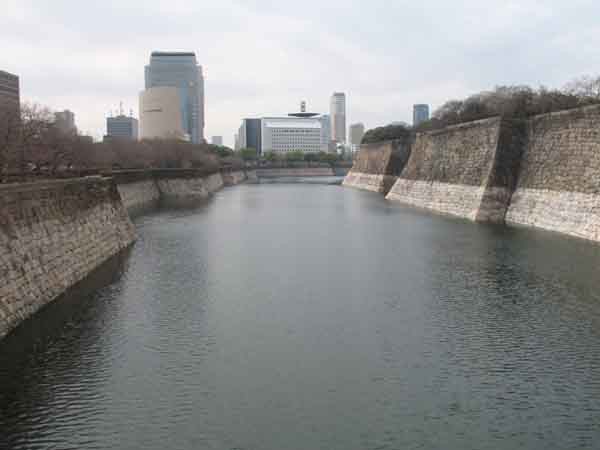 ▲ 오사카성(大阪城)은 20여 미터 높이의 성벽과 내·외곽의 2중 해자(垓子)로 둘러싸여 있다./촬영: 김필재