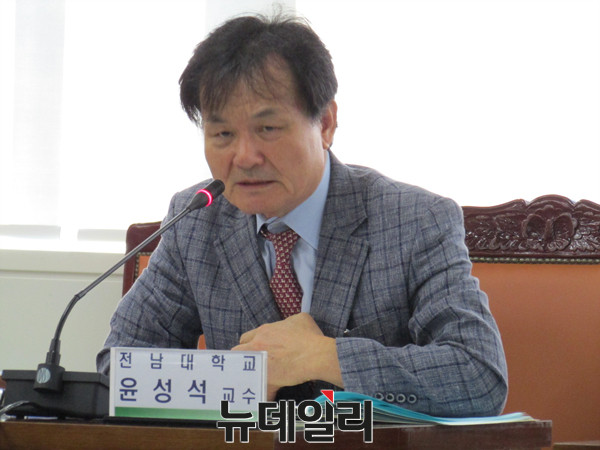 ▲ 선거구획정위가 9일 주최한 전남 지역 의견 수렴 공청회에서 진술인으로 출석한 윤성석 전남대 교수가 비례대표를 줄이고 지역구 의원을 늘리는 것이 현실적으로 취해야 할 길이라는 입장을 피력하고 있다. ⓒ무안(전남)=뉴데일리 정도원 기자