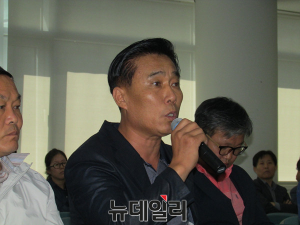 ▲ 선거구획정위가 9일 주최한 전남 지역 의견 수렴 공청회에서 김승식 한국농업경영인 전남연합회장은 진술인들이 전남도민들의 의견을 수렴해 대표하고 있는지 의심스럽다면서 면적과 지역대표성도 고려해 선거구 획정이 돼야 한다고 강조했다. ⓒ무안(전남)=뉴데일리 정도원 기자