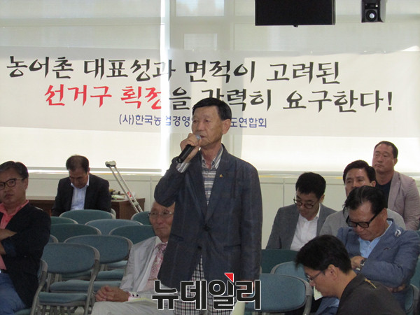 ▲ 선거구획정위가 9일 주최한 전남 지역 의견 수렴 공청회에서 이민철 무안지역균형발전위원장은 전남 무안·신안의 면적이 서울시 전체의 22배에 달하고, 특히 무안은 도청소재지로서 인구가 꾸준히 늘고 있다는 점을 강조하며 농촌 선거구가 꼭 유지돼야 한다는 점을 호소했다. ⓒ무안(전남)=뉴데일리 정도원 기자