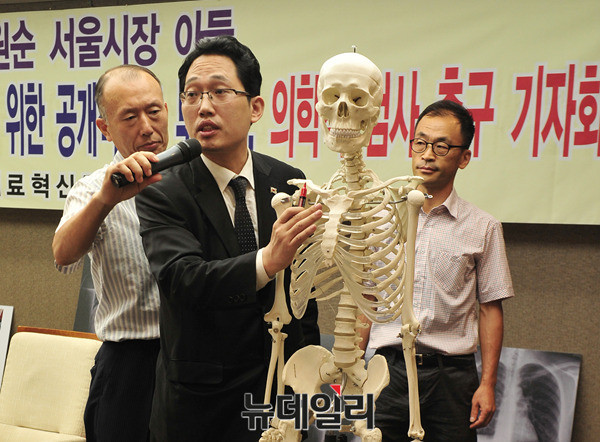 ▲ 의료혁신투쟁위원회 최대집 공동대표가 10일 오전 서울 중구 프레스센터에서 [박원순 서울시장 아들 박주신 씨의 병역 비리 의혹 해결을 위한 의학적 검사 촉구 기자회견]을 갖고, 박주신 씨의 병역비리 의혹을 설명하고 있다. ⓒ 뉴데일리 이종현 기자