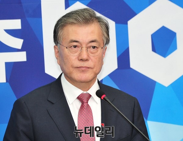 ▲ 문재인 새정치민주연합 대표가 9일 오후 국회에서 긴급 기자회견을 열고, "당 혁신안과 관련한 재신임을 묻겠다"고 말하고 있다. ⓒ뉴데일리 이종현 기자
