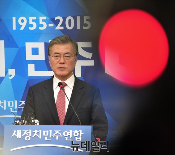 ▲ 문재인 새정치민주연합 대표가 9일 오후 국회에서 긴급 기자회견을 열고, "당 혁신안과 관련한 재신임을 묻겠다"고 말하고 있다. ⓒ뉴데일리 이종현 기자