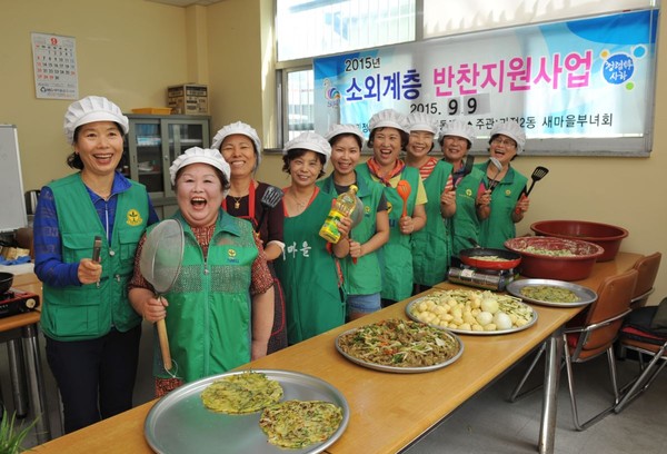 ▲ 괴정2동 새마을부녀회 회원들이 어려운 이웃들을 위해 밑반찬을 만들다가 카메라를 향해 잠시 포즈를 취했다ⓒ뉴데일리