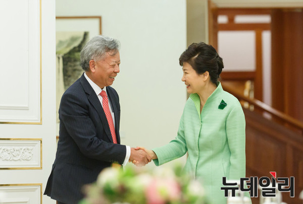 ▲ 박근혜 대통령은 9일 오후 청와대에서 진리췬(金立群) 초대 아시아인프라투자은행(AIIB) 총재 지명자를 접견하고 있다. ⓒ뉴데일리