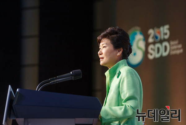 ▲ 박근혜 대통령은 9일 오후 서울 중구 소공동 웨스틴조선호텔에서 열린 '2015 서울 안보대화(SDD)'에 개막식에서 기조연설을 하고 있다. ⓒ뉴데일리