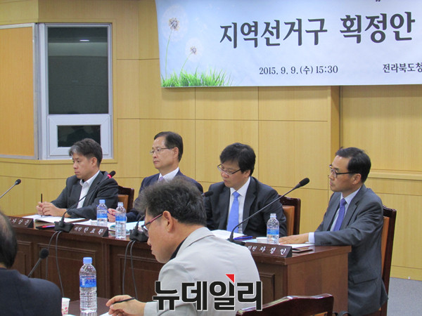 ▲ 선거구획정위가 9일 전북도청 중회의실에서 전북 의견 수렴을 위한 공청회를 개최한 가운데, 획정위원들이 진술인의 의견을 청취하고 있다. 사진 왼쪽부터 가상준·한표환·조성대·차정인 위원. ⓒ전주=뉴데일리 정도원 기자
