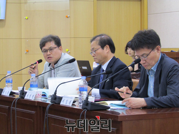 ▲ 선거구획정위가 9일 전북도청 중회의실에서 전북 의견 수렴을 위한 공청회를 개최한 가운데, 진술인들이 의견을 밝히고 있다. 사진 왼쪽부터 이성원 전북일보 정치부장, 이병렬 우석대 교수, 이경재 새정치민주연합 전북도당 윤리심판위원. ⓒ전주=뉴데일리 정도원 기자