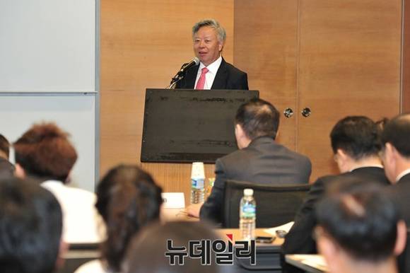 ▲ '진뤼친 AIIB 총재 지명자 초청 기업인 간담회'에는 주형환 기획재정부 1차관 등 건설. 인프라. 투자금융 관련기업 관계자 100여명이 참석했다.