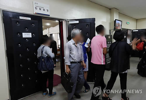 ▲ 지난 8월 전국 부동산 경매 낙찰가율이 66.6%로 나타났다. 사진은 부동산 경매를 진행하는 법정에 출입하고 있는 수요자들.ⓒ연합뉴스